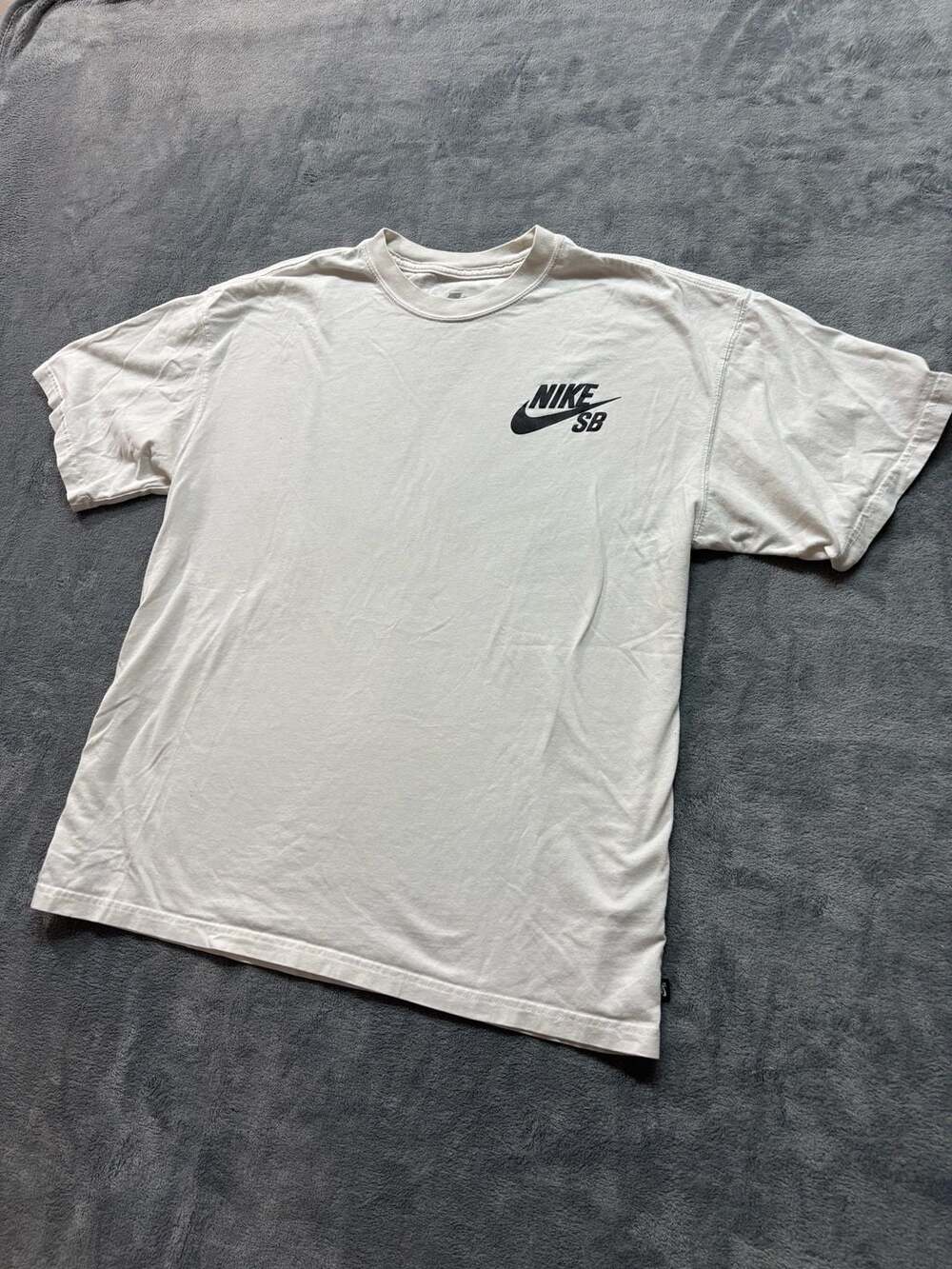 Nike SB Logo Skate T-Shirt in Off-White/Black